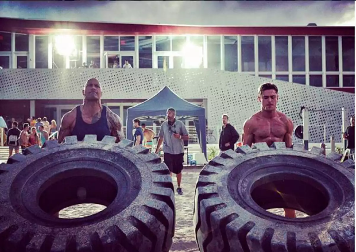 Zac y The Rock en una batalla de fuerza.