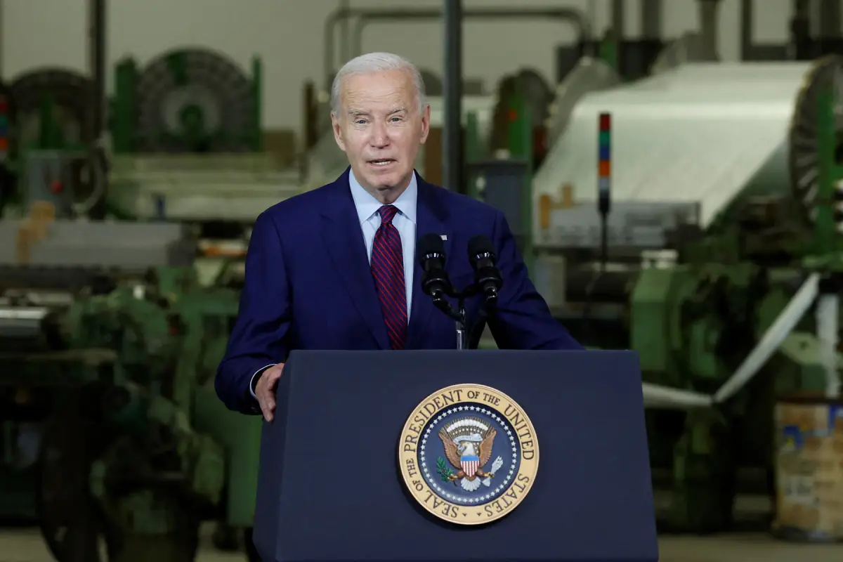 El presidente de los Estados Unidos, Joe Biden, hace comentarios sobre la economía en Auburn Manufacturing, una empresa que produce telas resistentes al calor y al fuego para una amplia gama de usos industriales en los EE. UU. y en el extranjero, en Auburn, Maine, EE. UU., el 28 de julio de 2023.