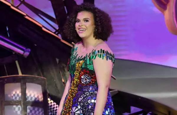 Lucero Mijares con un vestido multicolor para la obra El Mago.