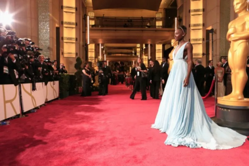 ¿Te has preguntado cómo se alistan las celebs antes de desfilar por una red carpet? Descubrimos sus secretos mejor guardados y los compartimos contigo para que tú también luzcas impactante.