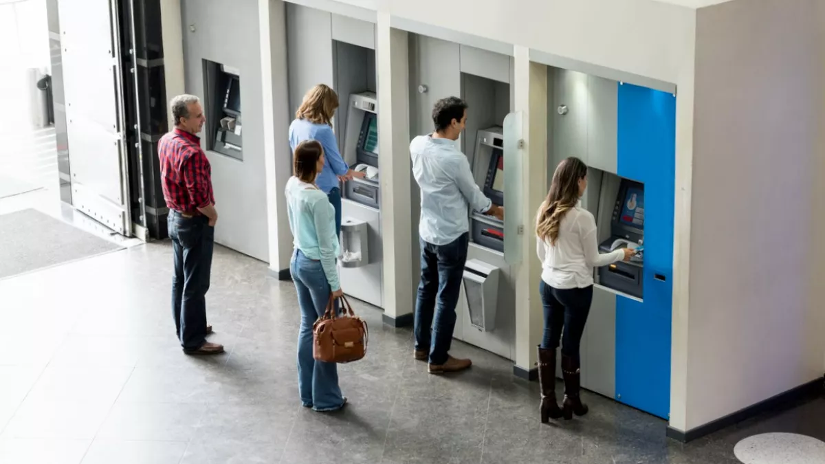 Una mujer retira dinero de un cajero automático; ¿qué pueden hacer los clientes de Accendo Banco?