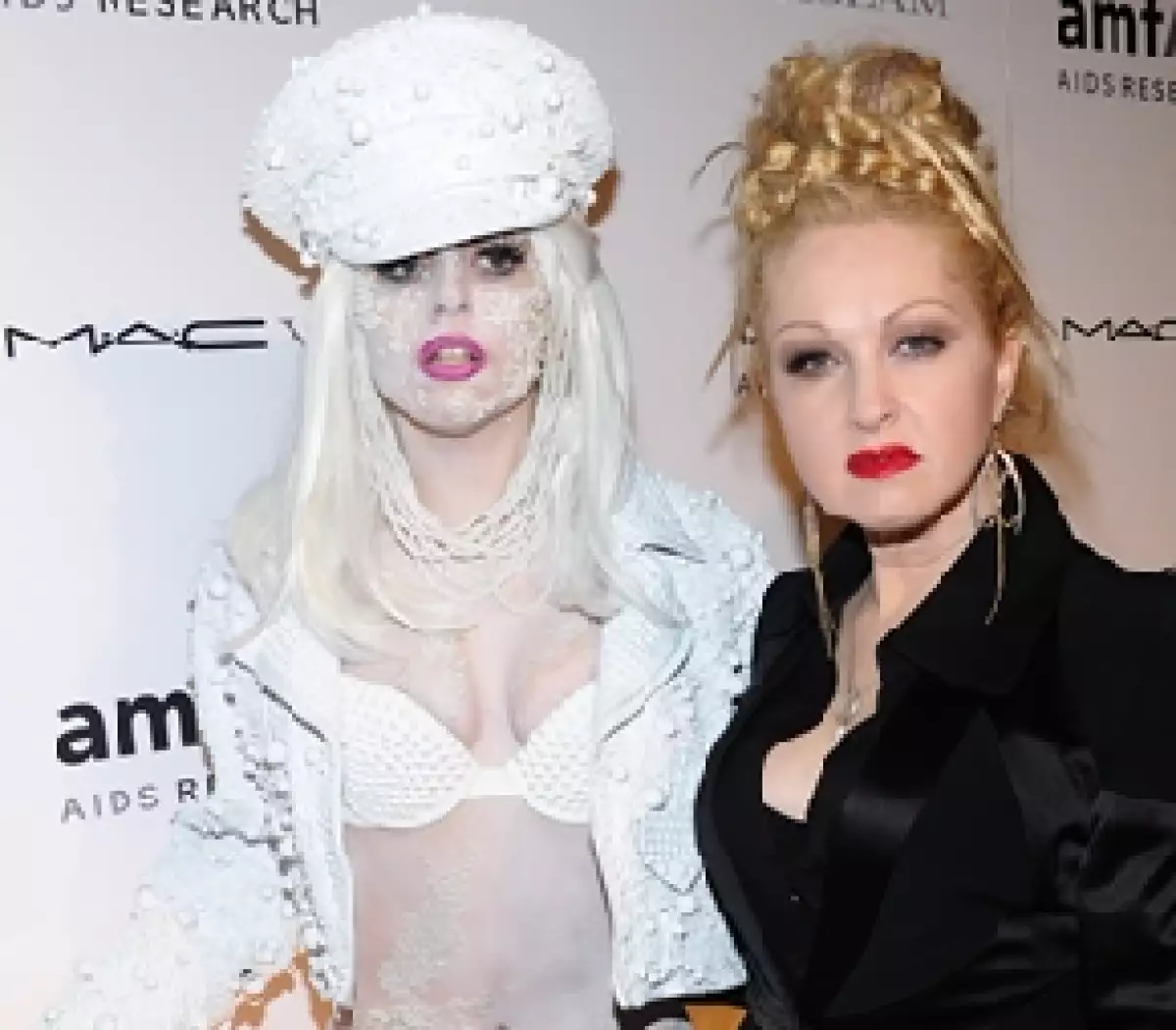 Ambas cantantes fueron presentadas en Londres como imagen de la ya conocida campaña altruista Viva Glam de la marca de cosméticos.