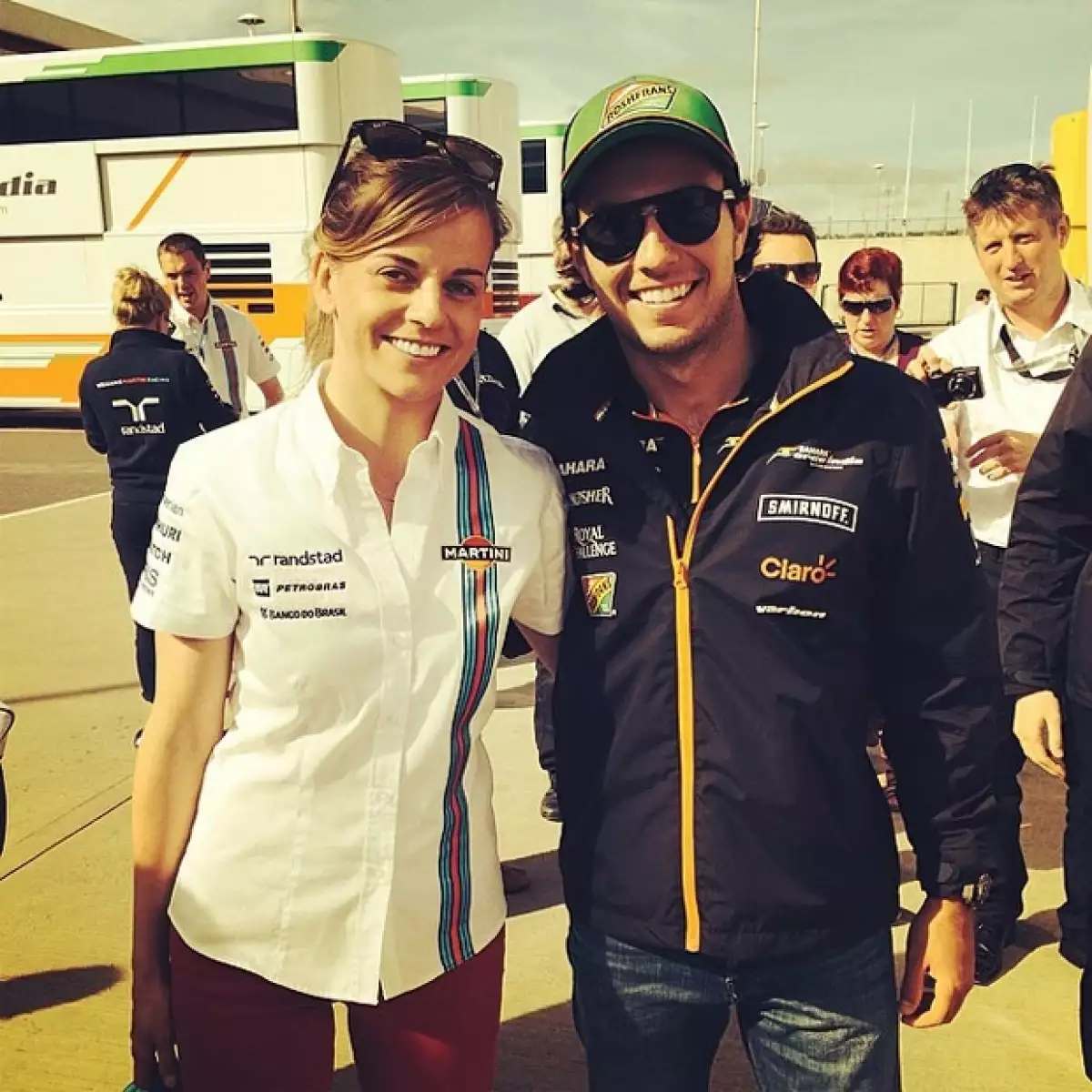 El piloto tapatío fue cuestionado por una reportera al respecto de su colega escocesa Susie Wolff, sus respuestas causaron polémica en redes.