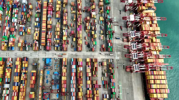Se ve un barco en la terminal de contenedores del puerto de Qingdao, en la provincia oriental de Shandong de China, el 9 de octubre de 2025. China dijo el 23 de octubre de 2025 que celebrará una próxima ronda de conversaciones comerciales con los Estados Unidos en Malasia, ya que las dos economías más grandes del mundo buscan evitar una mayor escalada de una dañina guerra arancelaria tit por tat.