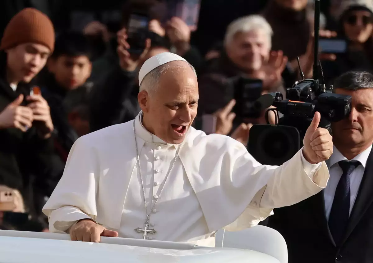 El Papa León XIV reacciona cuando llega a celebrar una audiencia para el Jubileo en la Plaza de San Pedro en el Vaticano, el 20 de diciembre de 2025.