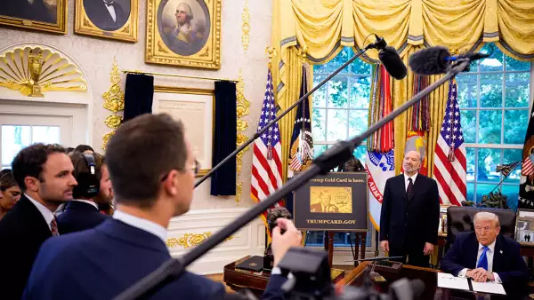 El presidente Donald Trump, acompañado por el Secretario de Comercio de los Estados Unidos, Howard Lutnick (2a R), recibe una pregunta de un reportero después de firmar una orden ejecutiva en la Oficina Oval de la Casa Blanca el 19 de septiembre de 2025 en Washington, DC. Trump firmó dos órdenes ejecutivas, estableciendo la "Trump Gold Card" e introduciendo una tarifa de 100.000 dólares para visas H-1B.