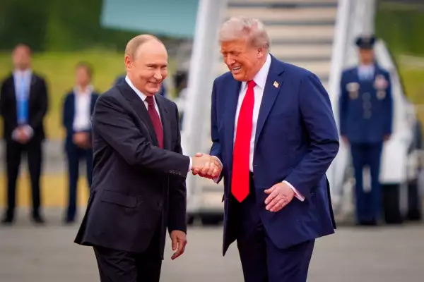Donald Trump y Vladimir Putin en la cumbre binacional Pursuing Peace celebrada en Alaska