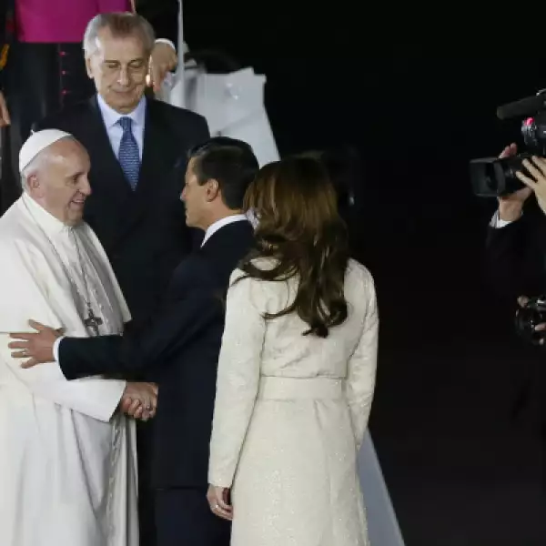 Enrique Peña Nieto y la primera dama, Angélica Rivera, saludan al pontífice.
