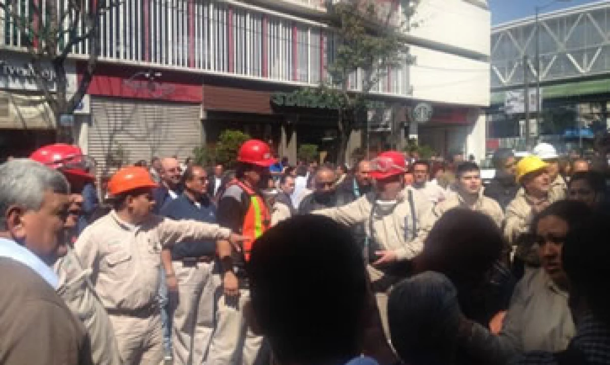 El desalojo es coordinado por personal de Protección Civil. (Foto: Cortesía CNNMéxico)