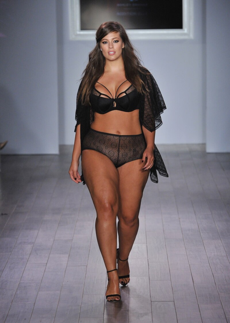La modelo plus size, lanzó su línea de lencería durante el NYFW.