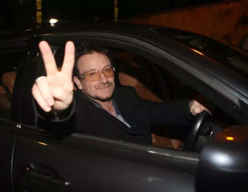Gracias a la salida a la bolsa de Nueva York de las acciones de Facebook, el líder de U2 suma una fortuna personal de 1,527 millones de dólares.