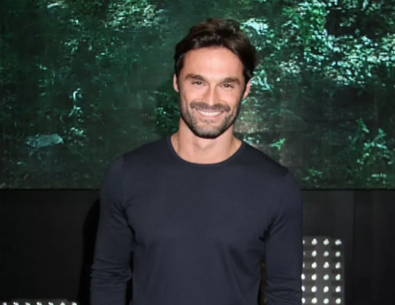 El galán español estrena este lunes la telenovela “Lo Imperdonable”, pero más allá de este proyecto, una obra y una serie de televisión se han sumado a esta etapa de su carrera.