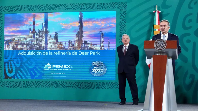 Foto de una conferencia de prensa en la que AMLO habló de la adquisión de la refinería texana Deer Park