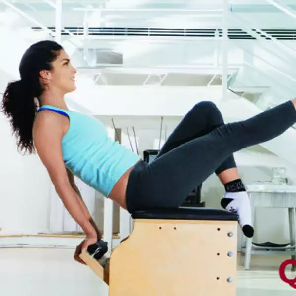 Mujer ejercitandose con pilates