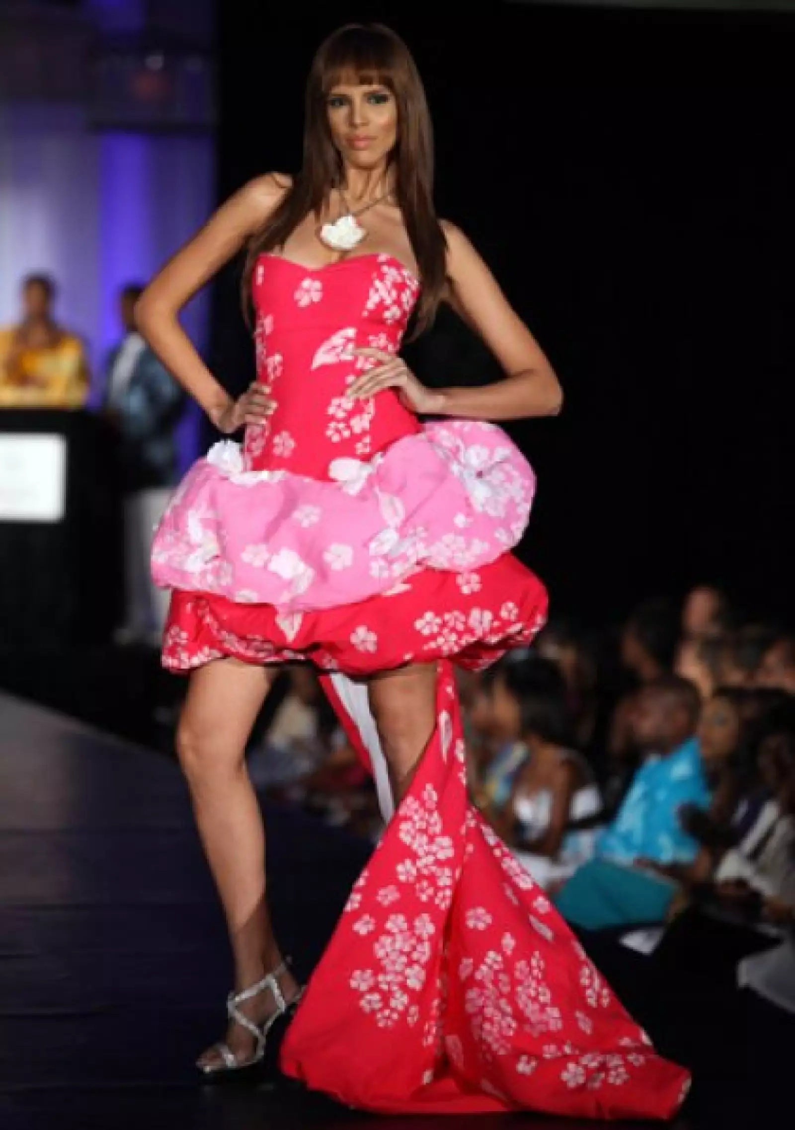 Karen Schwarz, de Puerto Rico, en un vestido corto estraples y de falda abombada en dos tonos, y una larga cola.