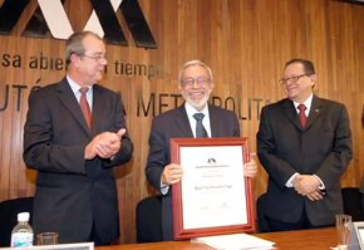 La Universidad Autónoma Metropolitana (UAM) lo reconoció por su trayectoria académica y periodística.