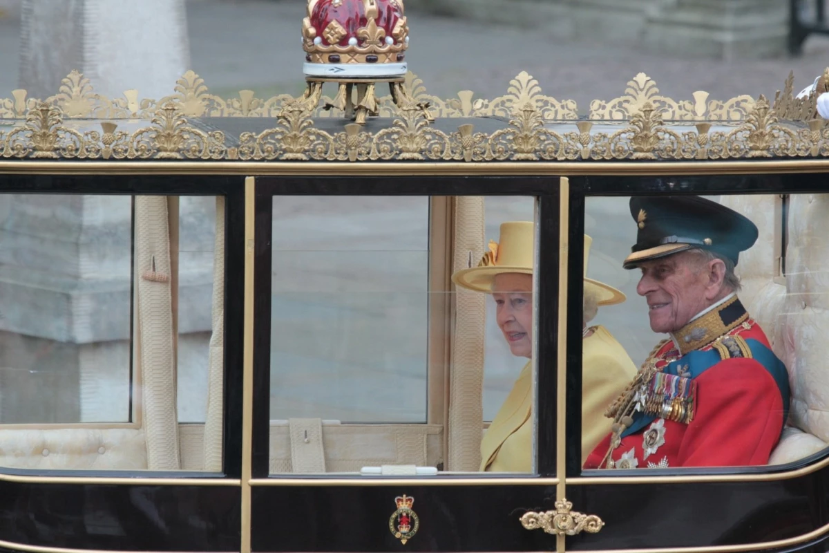 El príncipe consorte acompaña a la reina Isabel