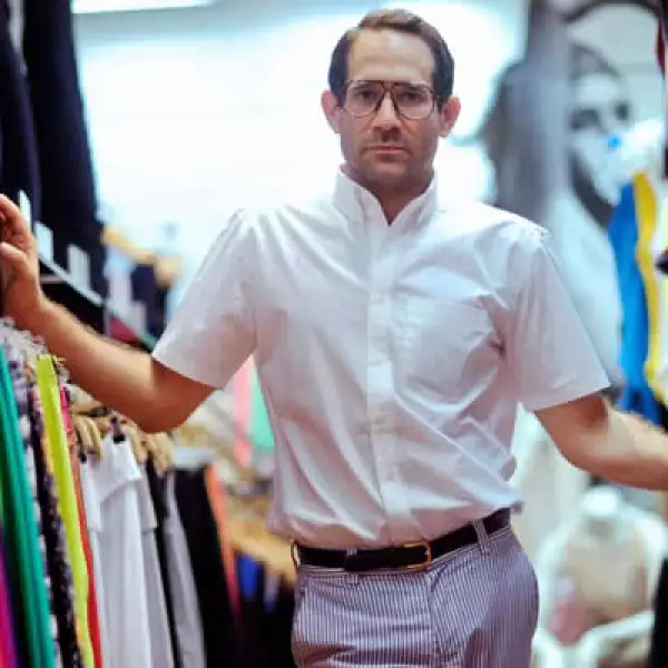 El CEO de American Apparel  fue despedido esta semana por su supuesta mala conducta, lo que puso fin a su largo historial de comportamiento extraño y demandas en su contra por acoso sexual.