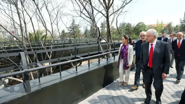 La calzada flotante une la primera y segunda sección del Bosque de Chapultepec