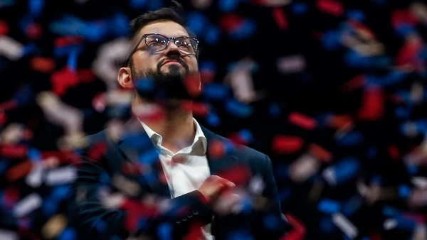 El presidente electo de Chile, Gabriel Boric, reacciona después de dar un discurso a sus simpatizantes después de ganar la segunda vuelta electoral.