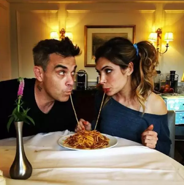 Robbie Williams y Ayda Field recreando la escena de `La Dama y el Vagabundo´.