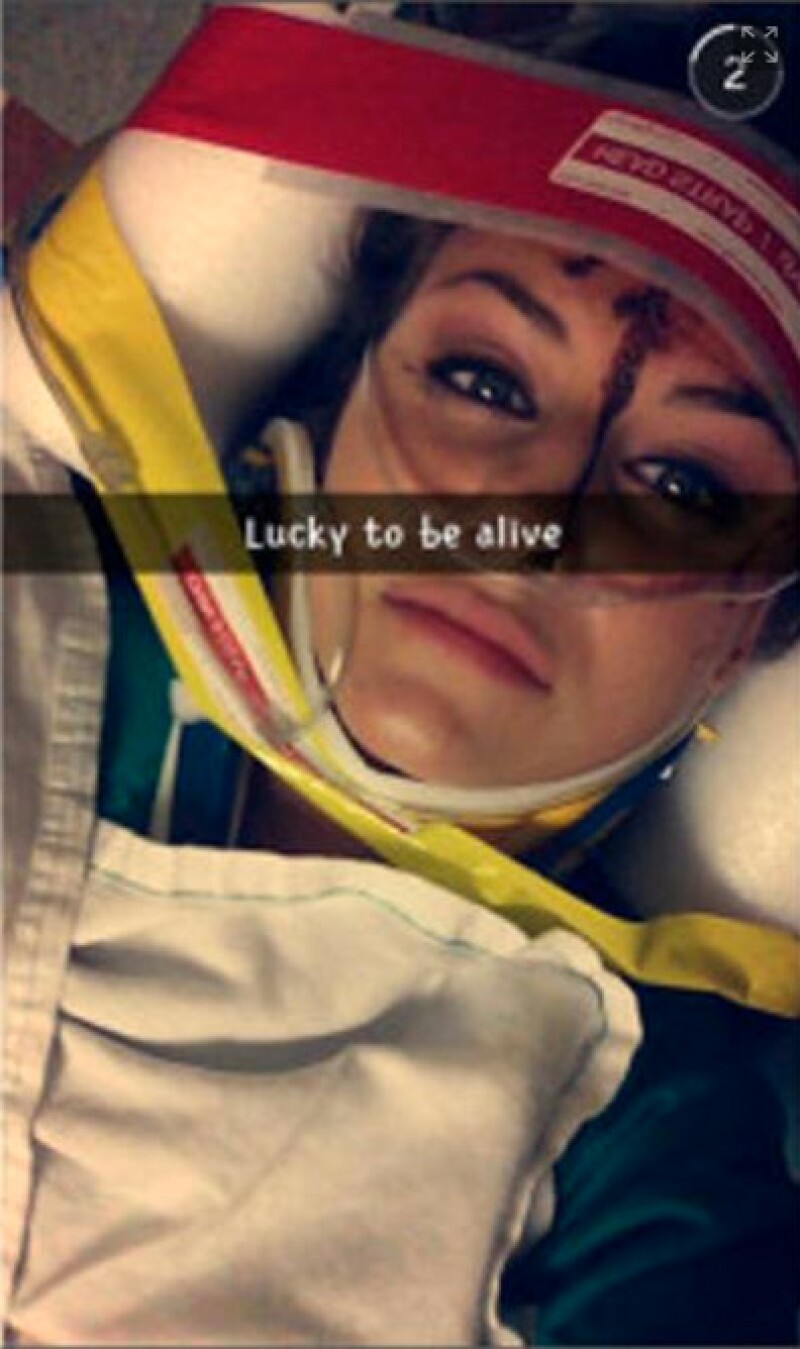Después de chocar y mientras iba en la ambulancia, Christal snapchateo su accidente.