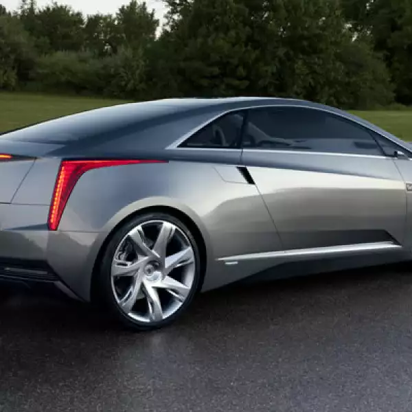 “El ELR ofrecerá algo que no está disponible en el presente: la combinación de la propulsión eléctrica con un diseño imponente y la diversión al conducir un coupé de lujo”, dijo Don Butler, vicepresidente de mercadotecnia de la firma, en un comunicado de 