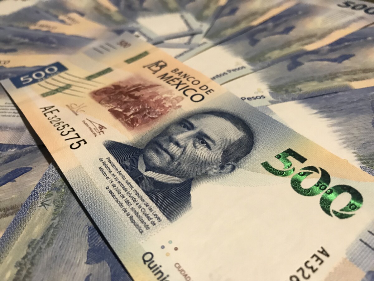 El peso mexicano cae desde su mejor nivel en seis meses