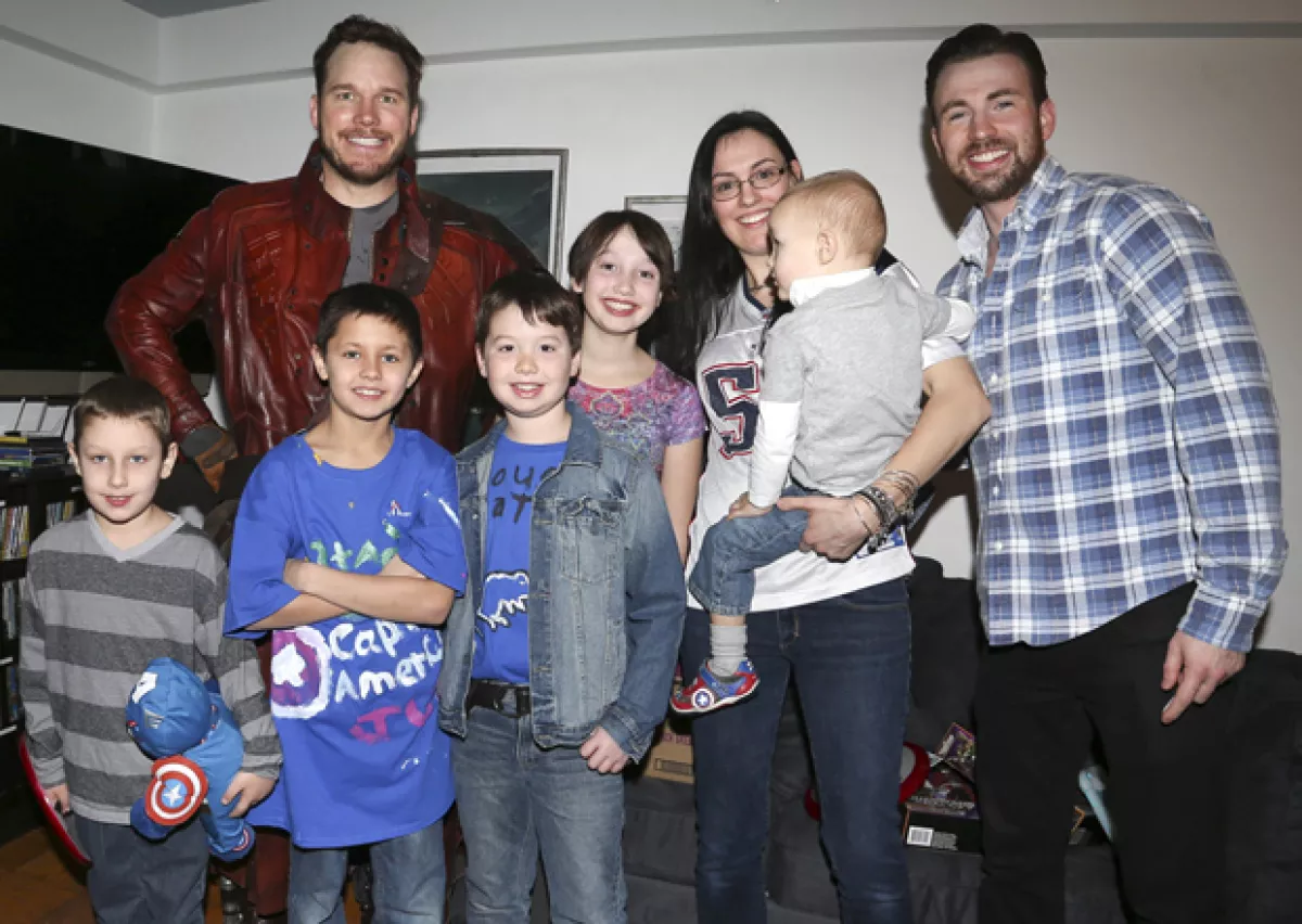 Chris Pratt vestido de Star Lord y Chris Evans cumplieron sus apuestas y visitaron la estancia para niños que enfrentan cáncer.