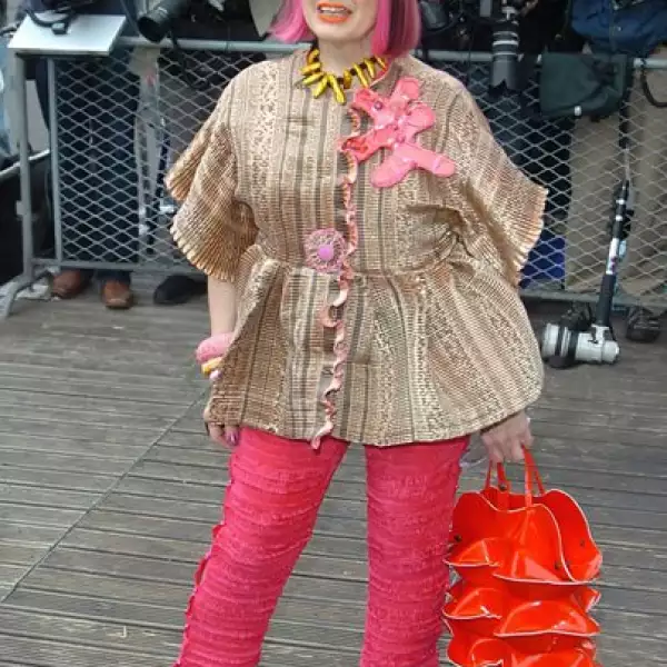 La diseñadora Zandra Rhodes siempre ha sido atrevida y le gusta traer el elo de doferentes colores empezando por el verde y hace un tiempo lleva el rosa. Con un look glamouroso y extrovertido decidió adoptar su propio estilo, libre y sin prejuicios.