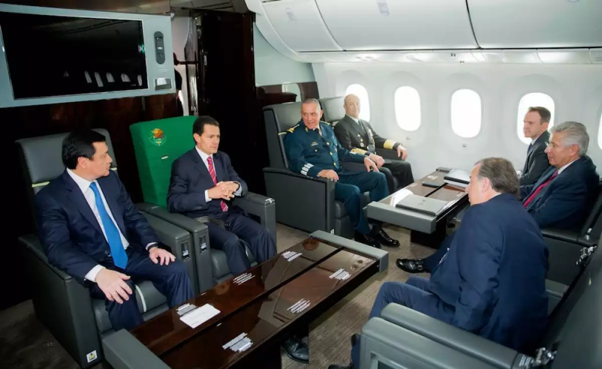 HERMOSILLO, SONORA, 10FEBRERO2016.- Enrique Peña Nieto, viajó por primera vez en el nuevo avión presidencial para encabezar los actos que con motivo del 101 Aniversario de la Fuerza Aérea Mexicana, se llevaron a cabo hoy en esta ciudad. El Primer Mandatario estuvo acompañado por un grupo de alumnos deL sexto grado de la Escuela Primaria “Mi Patria es Primero”, y del primer grado de la Escuela Secundaria número 34 “Eugenia León Puig”, que obtuvieron destacadas calificaciones, así mismo sostuvo una reunión con integrantes del gabinete y con reporteros de la fuente.
FOTO: PRESIDENCIA /CUARTOSCURO.COM