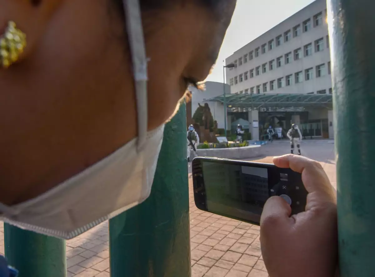 Elementos de la Guardia Nacional resguardan el centro Médico “Lic. Adolfo López Mateos” en donde se atienden a pacientes COVID-19.
