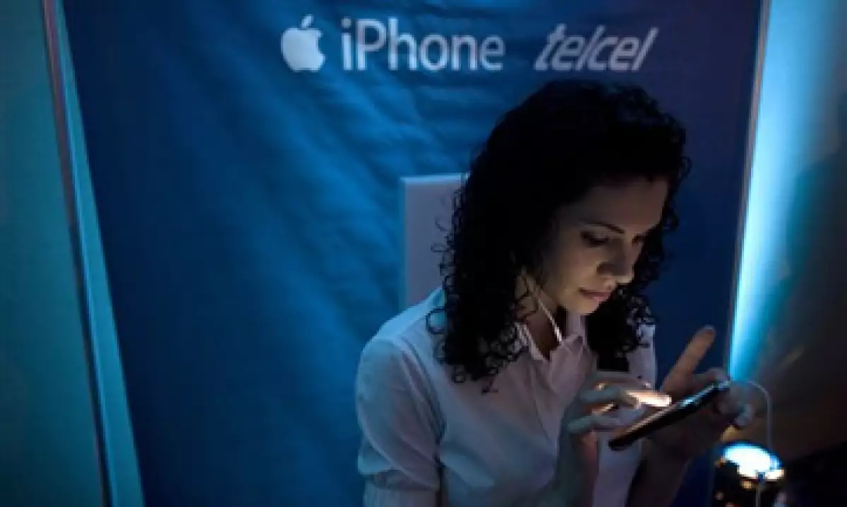 La telefónica cobrará 0.001 pesos por KB extra consumido cuando los usuarios lleguen al límite de su plan de datos. (Foto: AP)