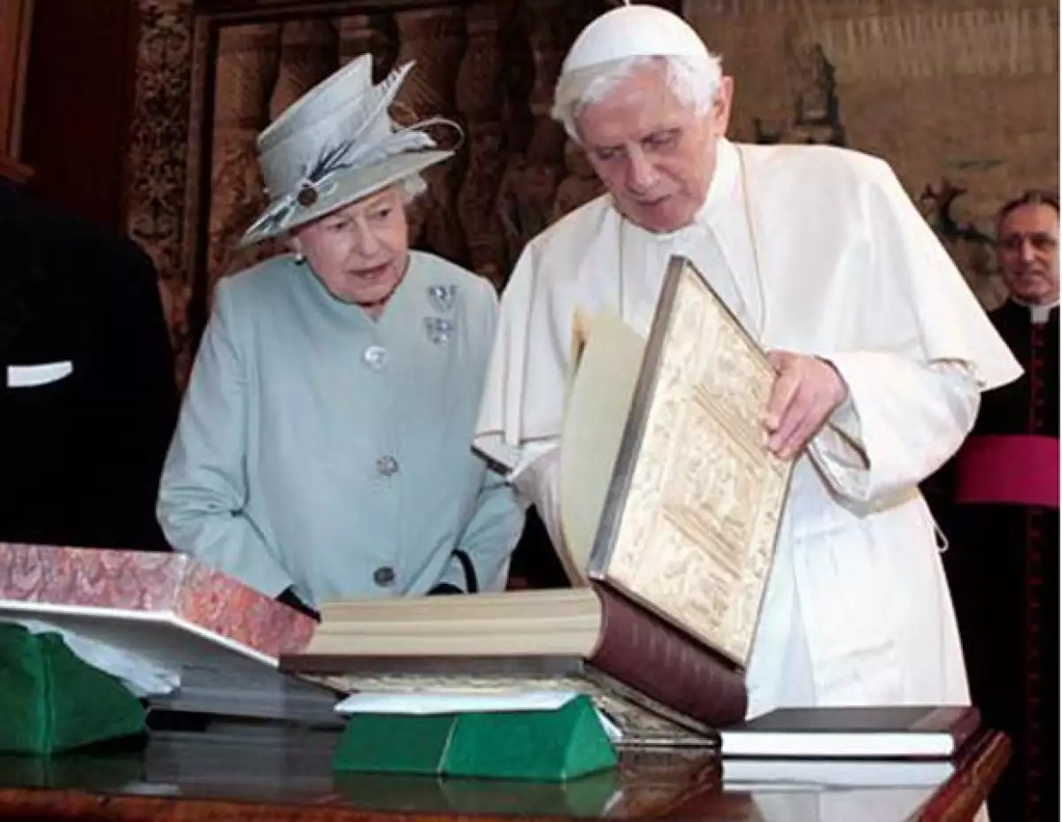 La reina de Inglaterra Isabel II, hoy celebra sus 85 años de edad, y son diversos los cambios y acontecimientos históricos que han marcado su largo reinado.