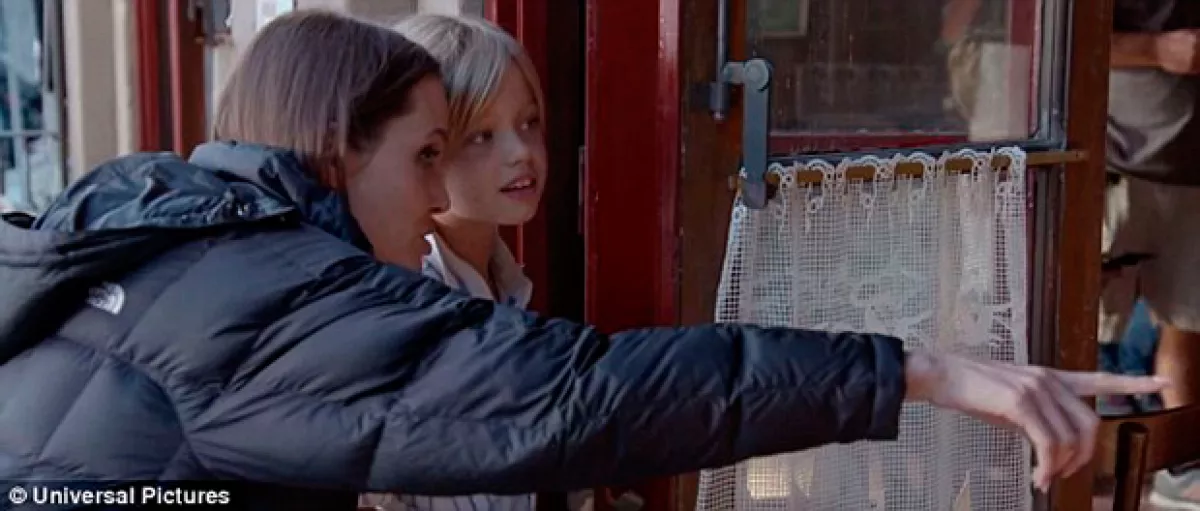 Angelina Jolie con su hija Shiloh durante el rodaje de su película By the Sea.