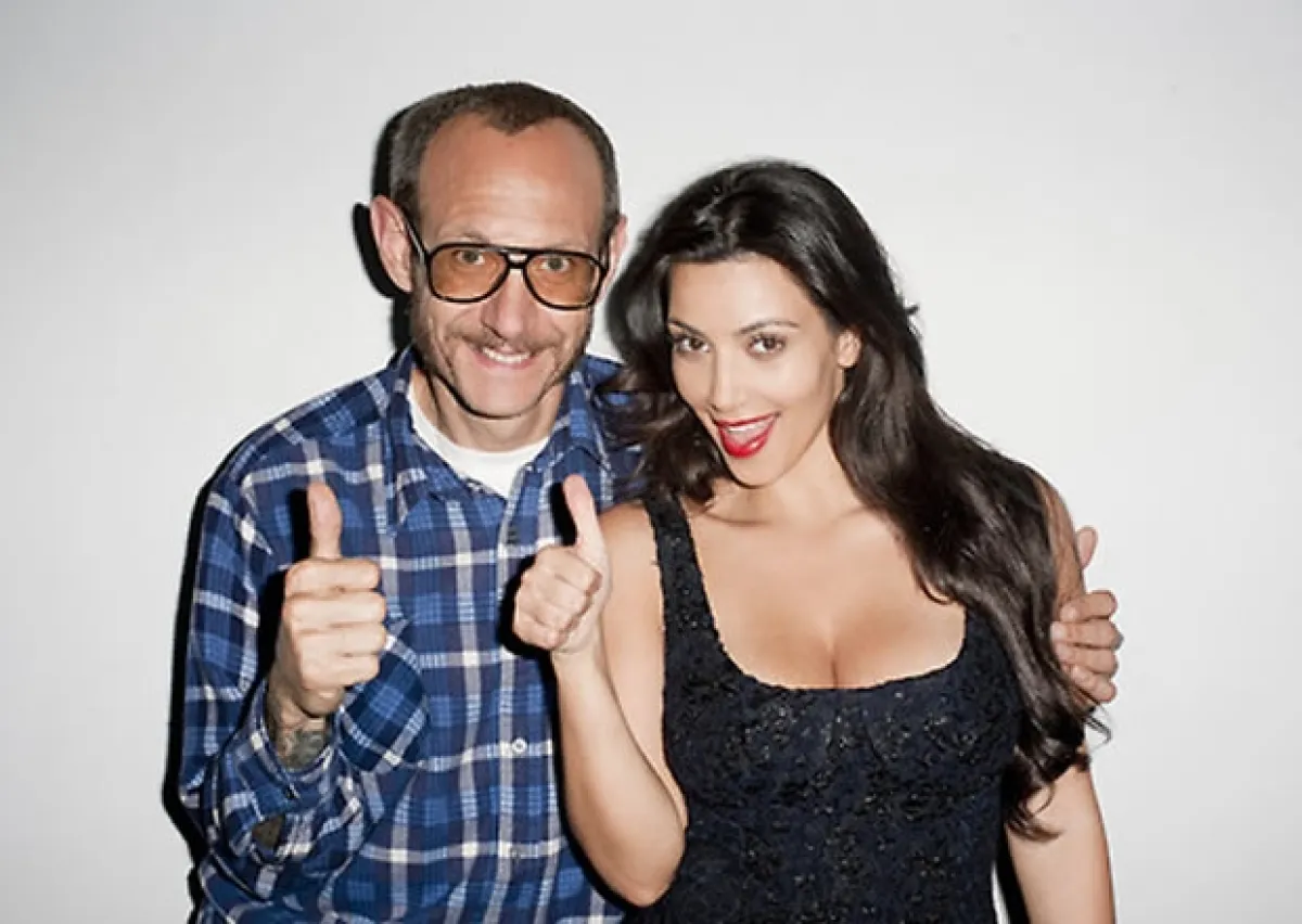 Kim Kardashian: otra de las celebs que se ha fotografiado con el pulgar hacia arriba, sello del fotógrafo.