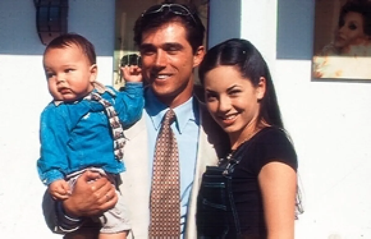 Aquí Sergio de pequeño con sus papás, Sergio Mayer y Bárbara Mori.
