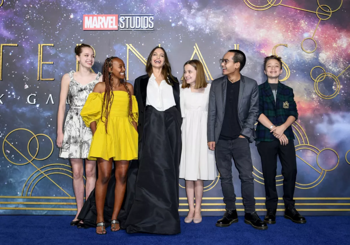 Angelina jolie y sus hijos en la premiere de "Eternals"