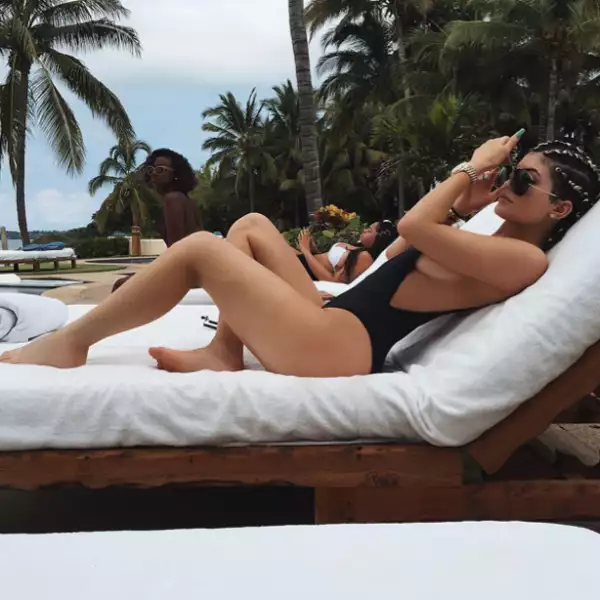 Orgullosa de sus curvas, Kylie compartió sensuales fotografías de sus vacaciones.