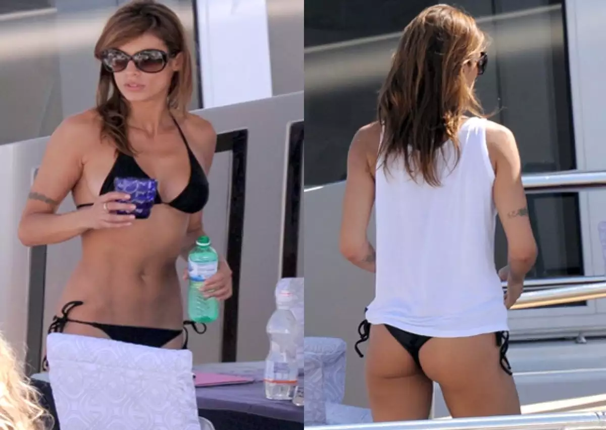 La atractiva modelo italiana lució su impactante figura, mientras se encontraba abordo del lujoso yate del destacado diseñador de moda Roberto Cavalli.