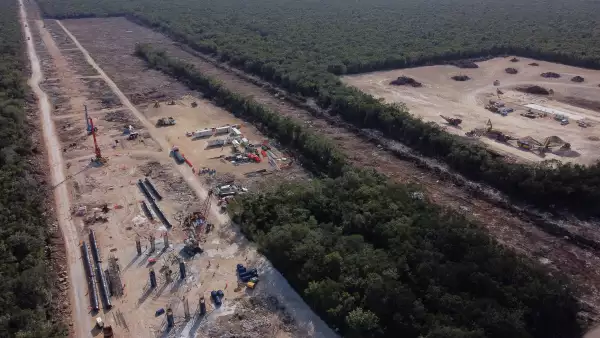 Toma aérea de los trabajos de construcción del Tramos 5 Norte del Tren Maya en Puerto Morelos, Quintana Roo.