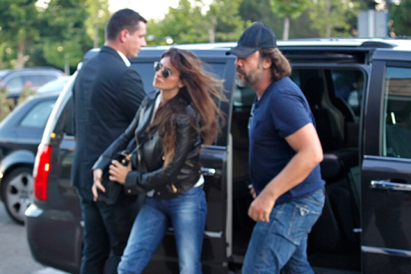 A diferencia del resto de su familia, la pareja de actores arribaron a la funeraria con un look bastante casual, portando algunas prendas en negro.