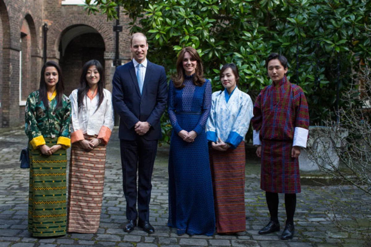 La duquesa de Cambridge lució un vestido de una diseñadora hindú en un evento en que el se reunió con estudiantes de la India y de Bután.