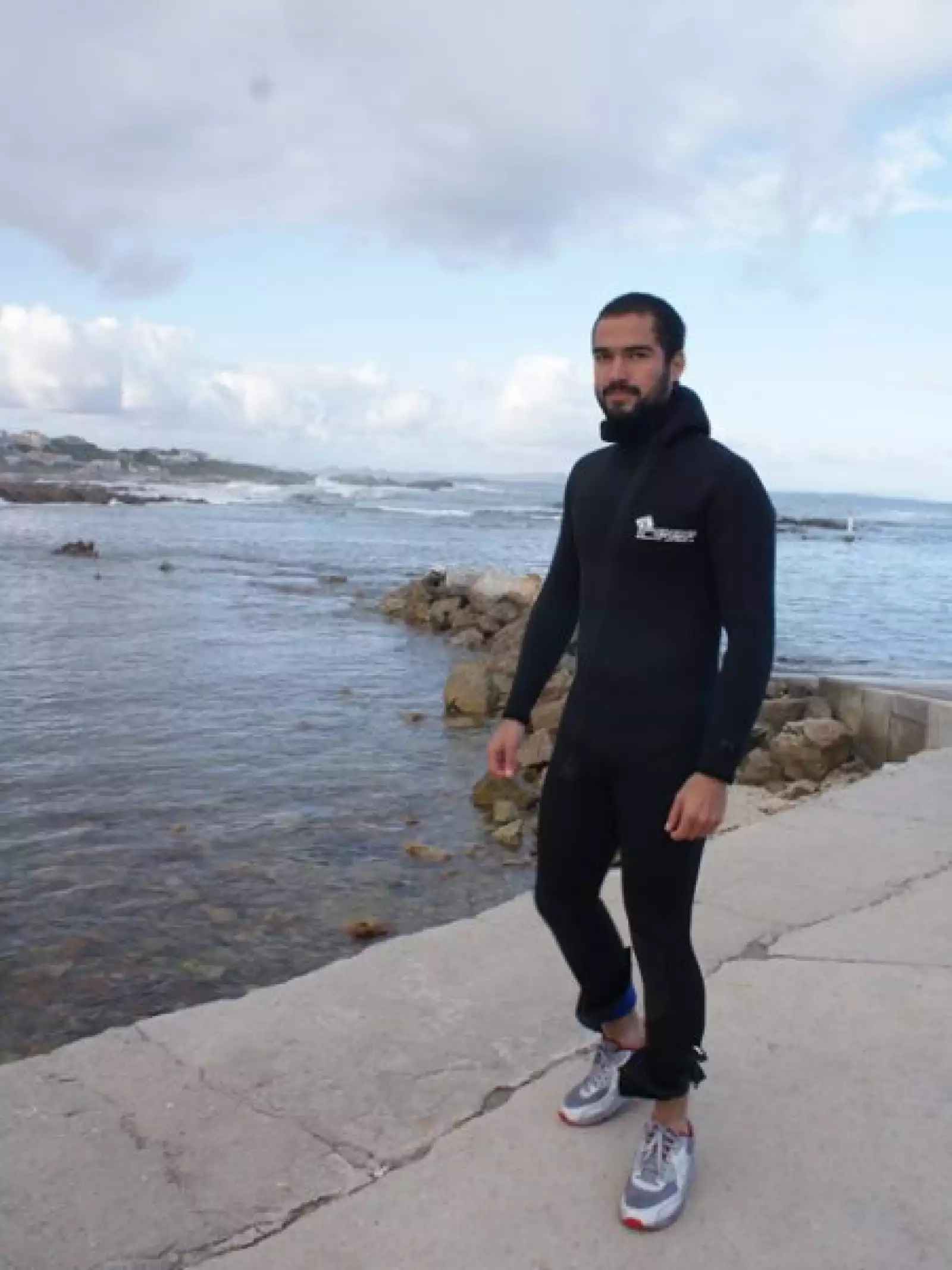 Salimos a las 7am y viajamos 2 hrs. hasta llegar a una isla; luego de otra hora de espera, apareció un tiburón de 4mts.