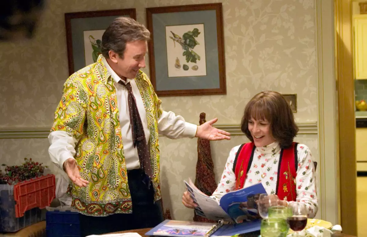 foto de una escena de Una Navidad de Locos, con Tim Allen (izquierda) parado junto a Jamie Lee Curtis (derecha).