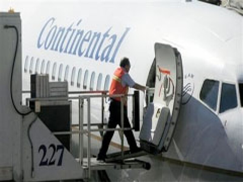La aerolínea Continental reducirá 50% de sus vuelos a México a partir del 4 de mayo. (Foto: AP)