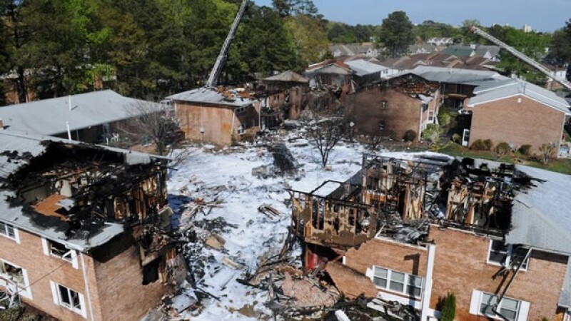 Bomberos analizan el sitio de un accidetne