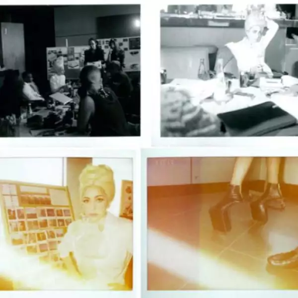 Lady Gaga experimentó con las cámaras instantáneas en Japón, donde trabajó en diseños creativos.