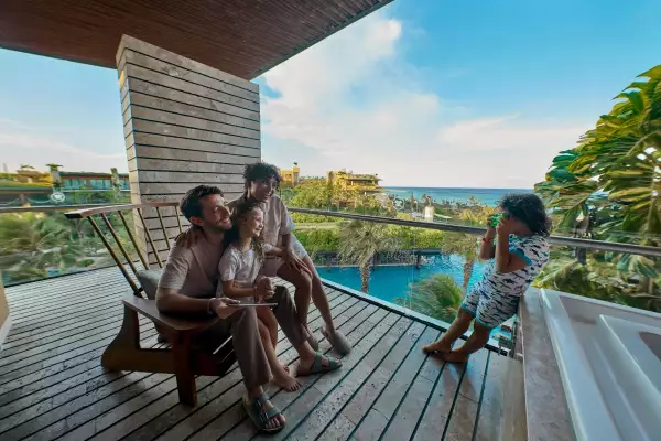 Una familia esta relajada en uno de los balcones del hotel Xcaret. “Xorry por tus nuevos mejores recuerdos”.