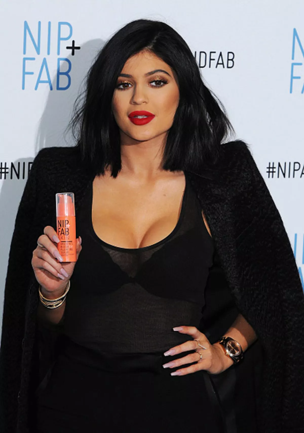 La socialité tuvo un ligeramente evidente accidente de maquillaje en su escote durante su paso por el red carpet en Londres.